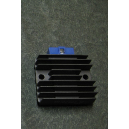 Regolatore di Tensione Giapponese SH 586B-12 - 12V - CC monofase - 6 faston - morsettiera blu per HONDA MOTORI GX 160- GX 200/240/270 - GX 340/390 - GX 620/670 - GXV 270/340/390