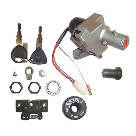 Kit serrature completo 1° equipaggiamento per DERBI Atlantis 4T 50 (04-06), Atlantis H2O/O2 50 (99-02), Atlantis O2 Red Bullet 50 (03), Atlantis O2 Two Chic 50 (05-), GP1 EU2 50 (05), GP1 Open EU2 50 (06-10), GP1 Race EU2 50 (05-07), Atlantis 100 (00-01),