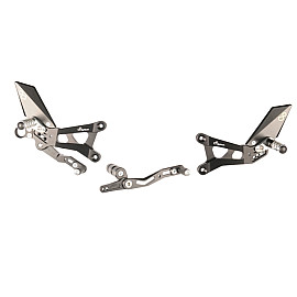 PEDANE REGOLABILI CON POGGIAPIEDE SNODATO PER YAMAHA R6 (2017-2018)