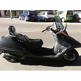 Parabrezza specifico per HONDA CN 250 Givi, Plexiglass, fumè 60,2 x 66,5 cm