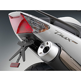 Porta Targa Regolabile Omologato RIZOMA linea FOX con luce targa LED e Catadiottro con Sottocoda Specifico per YAMAHA T-MAX 500 (2008>)