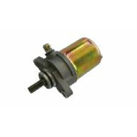 Motorino Avviamento 12V - 9 Denti - rotazione Sinistra per APRILIA SCARABEO 100 2T (00>) - BENELLI 100 K2 (98>) - ITALJET MILLENIUM 100 2T (01>) - MBK 100 BOOSTER / OVETTO / NITRO (99>) - YAMAHA 100 BW'S / NEO'S / AEROX (99>)